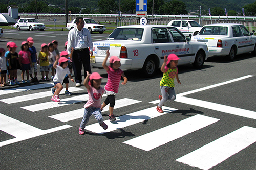 地域の幼稚園・保育園と協力し、当校のコースを利用した「道路の歩き方」講習を実施しております。