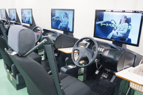 ●構造実習室・トレーチャー室<br />自動車の運転装置の操作手順を学びます。 