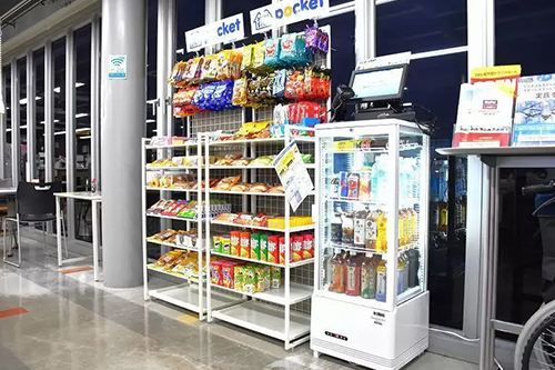 ミニコンビニあります！！<br />小腹が空いた時に食べられる物があると嬉しいというご意見にお応えし、ついに導入されました